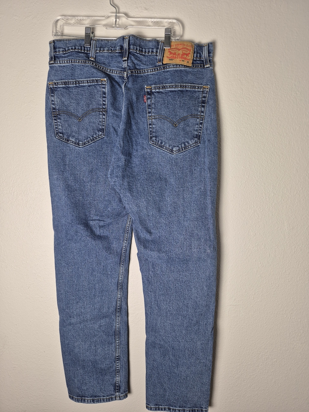Levi's Men's 505 Classic Medium Blue Straight Jeans. Size W38 L32